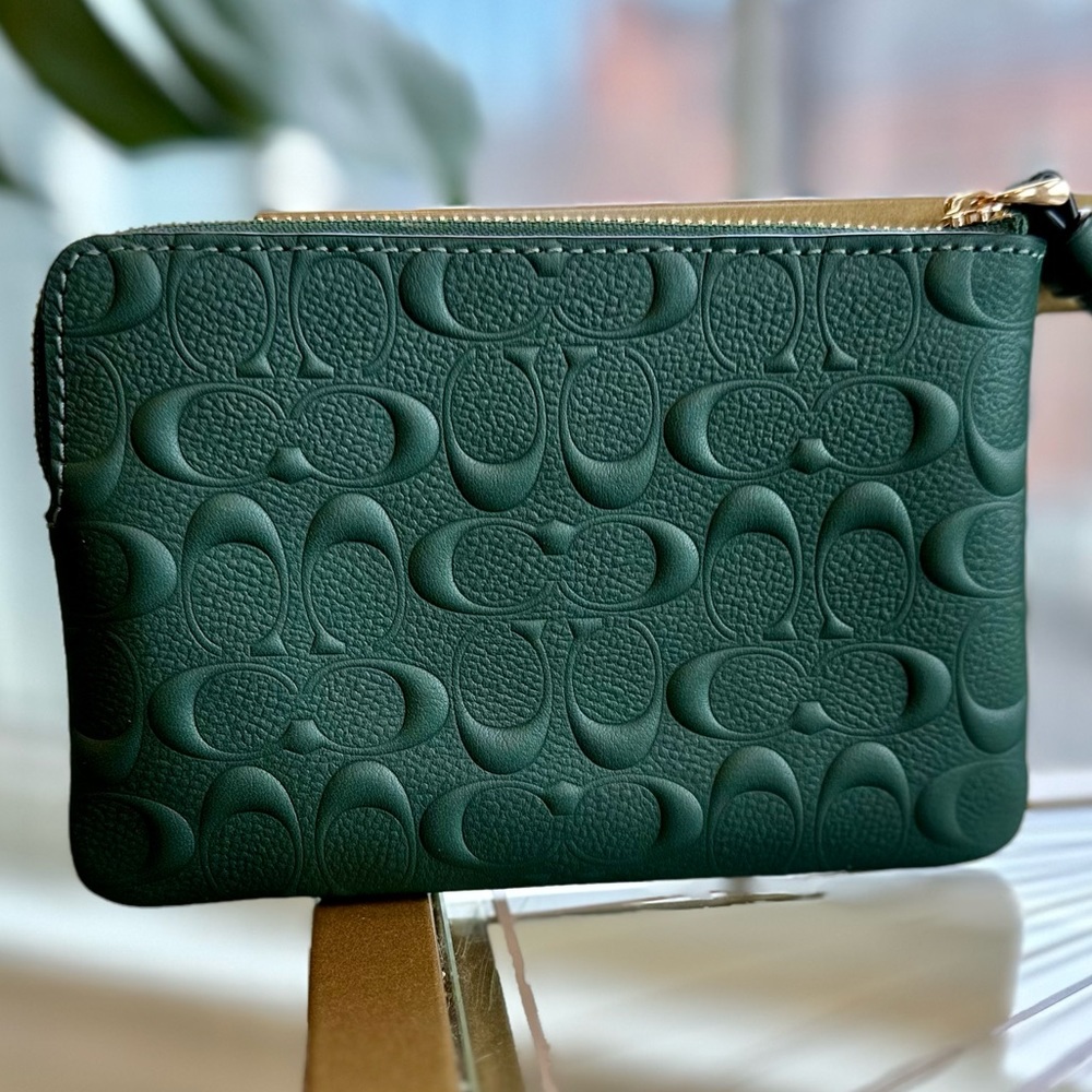 NWT Coach Embossed Matte Textured Forest Green Corner Zip Wristlet Signature C’s - Picture 2 of 11